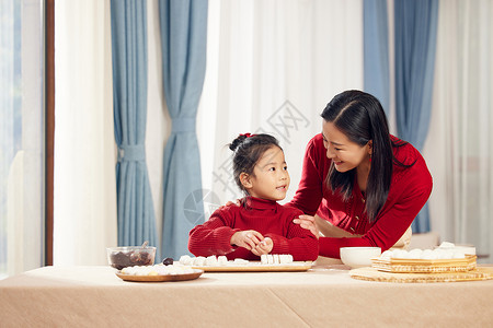 端着汤圆妈妈元宵节妈妈陪着女儿包汤圆背景