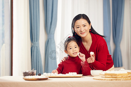 元宵节妈妈跟女儿展示汤圆高清图片