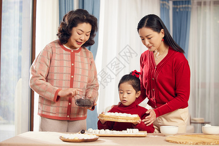 元宵节奶奶和孙女包汤圆图片