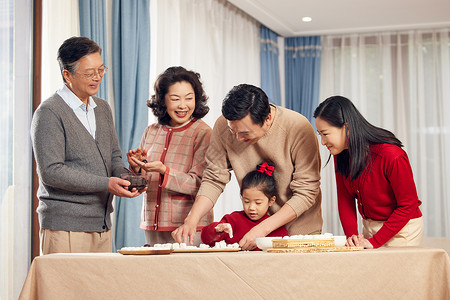 元宵人春节里一家人做元宵背景