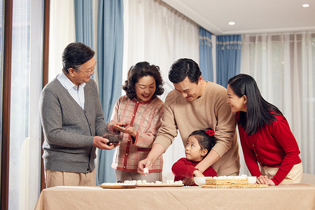 春节里一家人做元宵高清图片