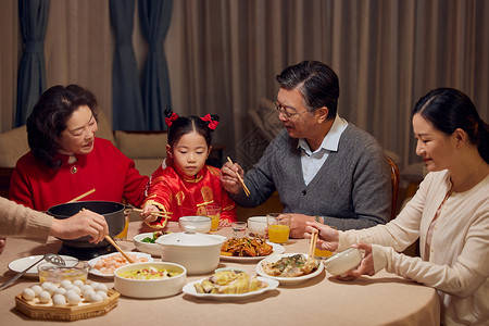 元宵节一家人吃团圆饭图片