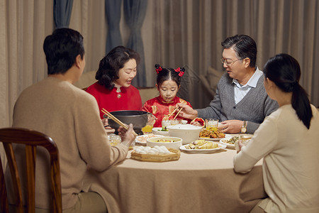 元宵节一家人吃团圆饭图片