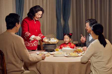 元宵节给家人煮汤圆的奶奶背景图片
