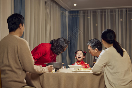 小女孩春节年夜饭时哭闹图片