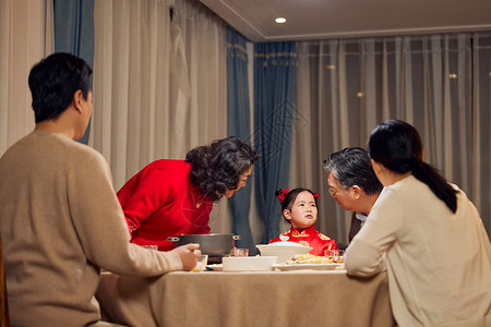 春节吃团圆饭委屈的小女孩图片
