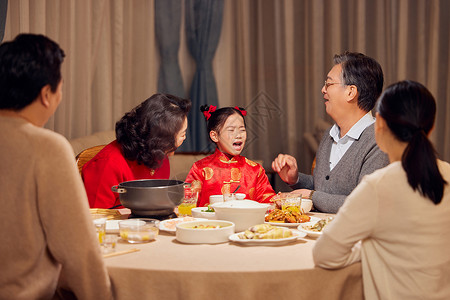 春节吃团圆饭哭泣的小女孩图片