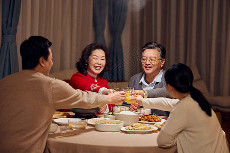 春节一家人吃年夜饭碰杯背景图片