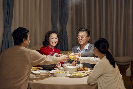 幸福一家人元宵节聚餐碰杯背景图片