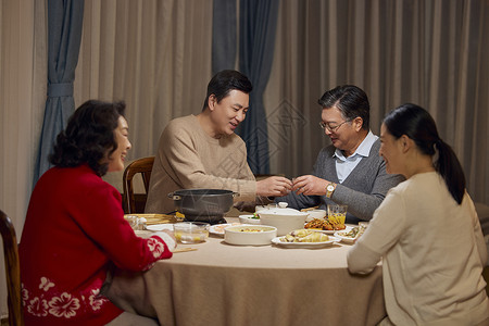 春节年夜饭父子喝白酒碰杯图片