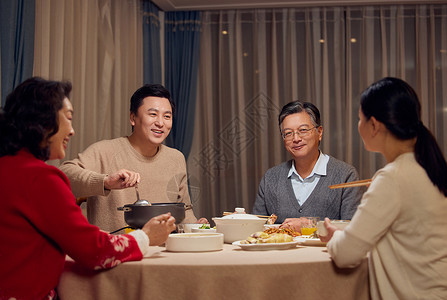 春节一家人吃团圆饭图片