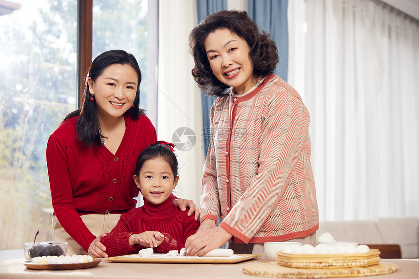 奶奶和妈妈教小女孩包汤圆图片