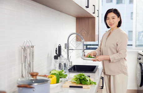 气质妈妈气质中年女性在家厨房切菜背景