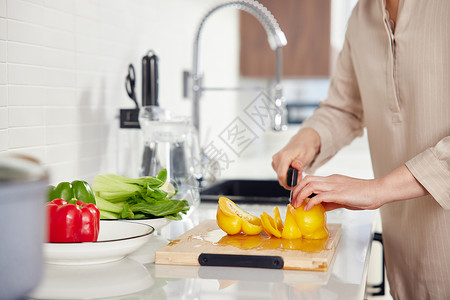 居家中年女性厨房备菜特写高清图片