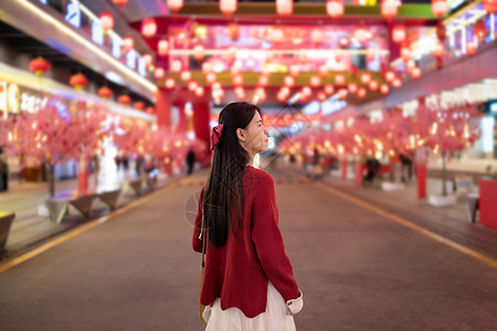 元旦春节街道上逛灯会的少女背影高清图片