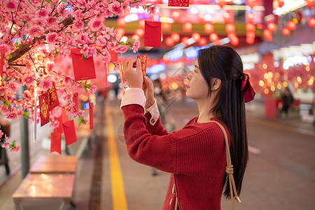 深圳东门老街元旦春节街道上的少女高清图片