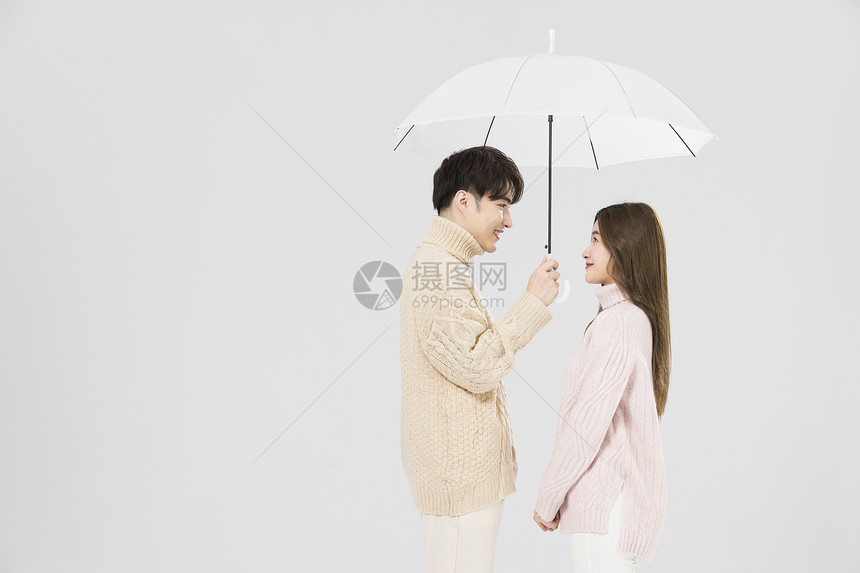 幸福相伴撑雨伞的韩系情侣图片