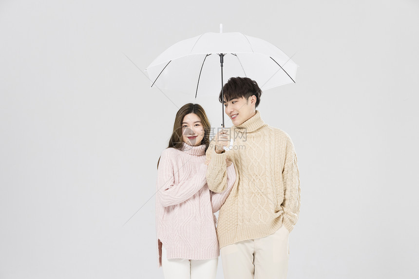 韩系情侣幸福相伴撑雨伞图片