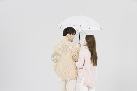 撑着伞的情侣背影图片