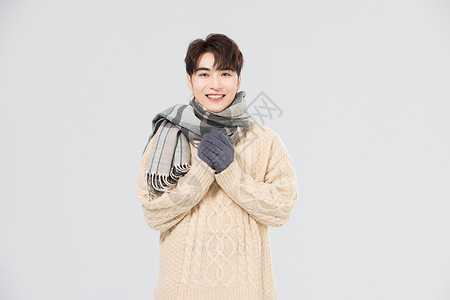 冬季青年男性戴手套围巾取暖图片