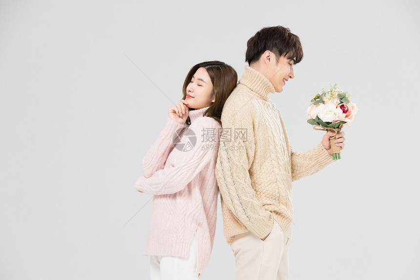 韩系情侣相伴手拿鲜花图片