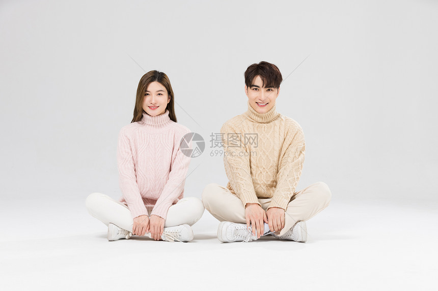 韩系情侣坐在地上幸福陪伴图片