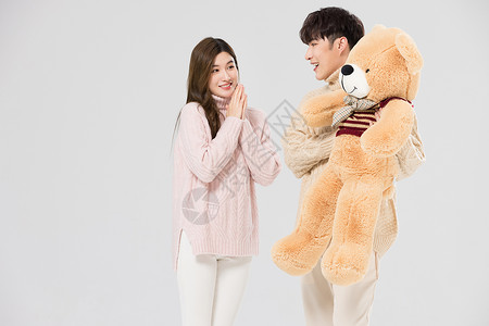 抱着绒毛玩偶熊的韩系情侣图片