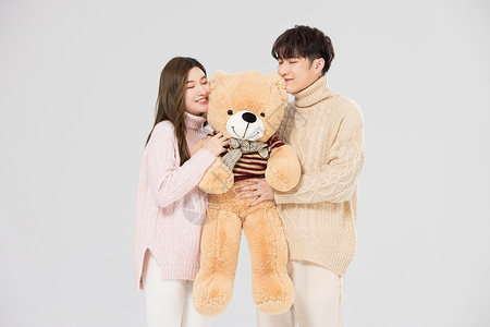 韩系情侣抱着绒毛玩偶熊高清图片