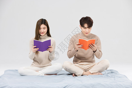 韩系情侣相伴看书阅读图片