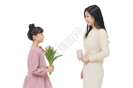 母亲节女儿给母亲送鲜花图片
