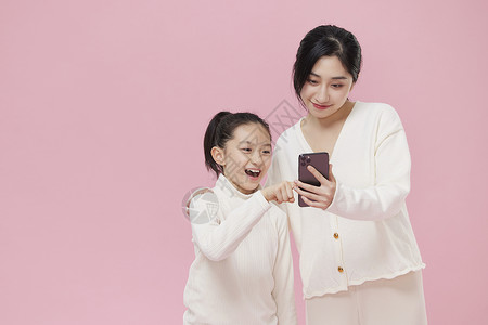 女儿和母亲一起看手机图片