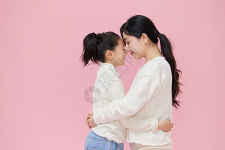 女儿和母亲拥抱形象图片