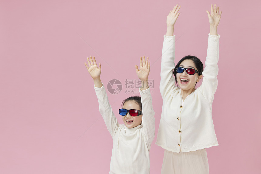 母女二人使用3D眼镜图片