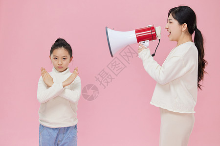 愤怒的妈妈母亲用喇叭对着女儿喊叫背景