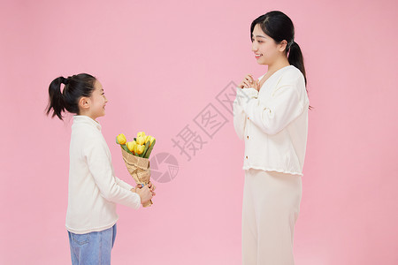 母亲节女儿给母亲送鲜花图片
