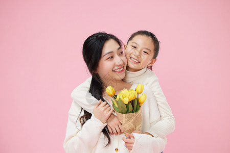 母亲节给母亲送鲜花的女儿图片
