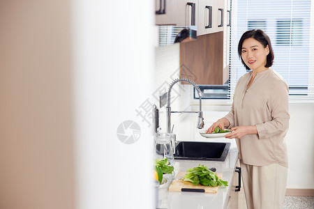 厨房备菜的中年女性图片