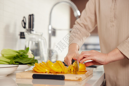 妇女做饭中年女性切菜手部特写背景