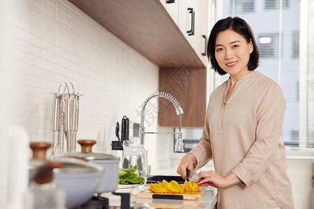 中年女性厨房切菜图片
