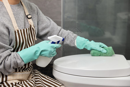 冲厕所居家女性擦拭马桶盖消毒背景