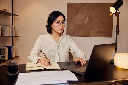 商务女士居家熬夜办公形象图片