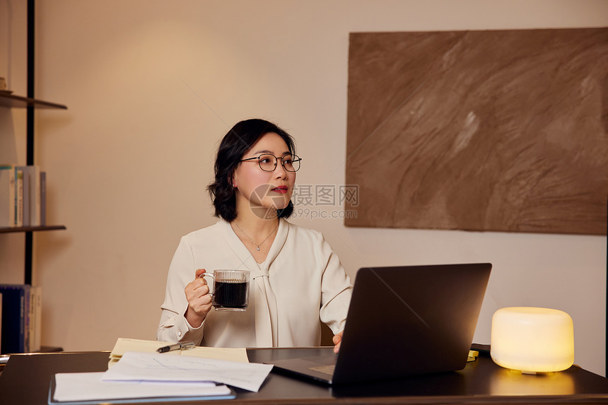 居家办公喝咖啡的商务女青年图片