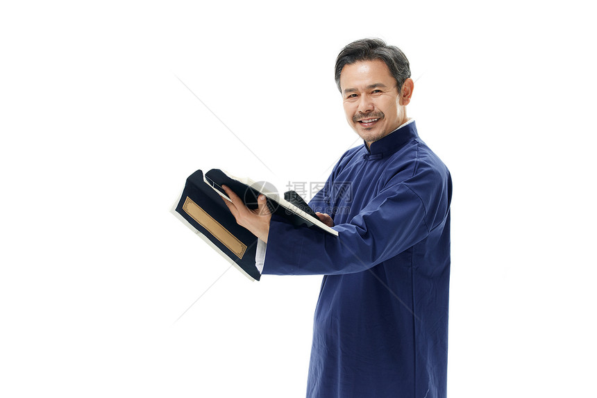 中年男性相声演员手拿折扇看书图片