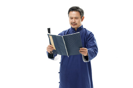 中年男性相声演员手拿折扇看书图片