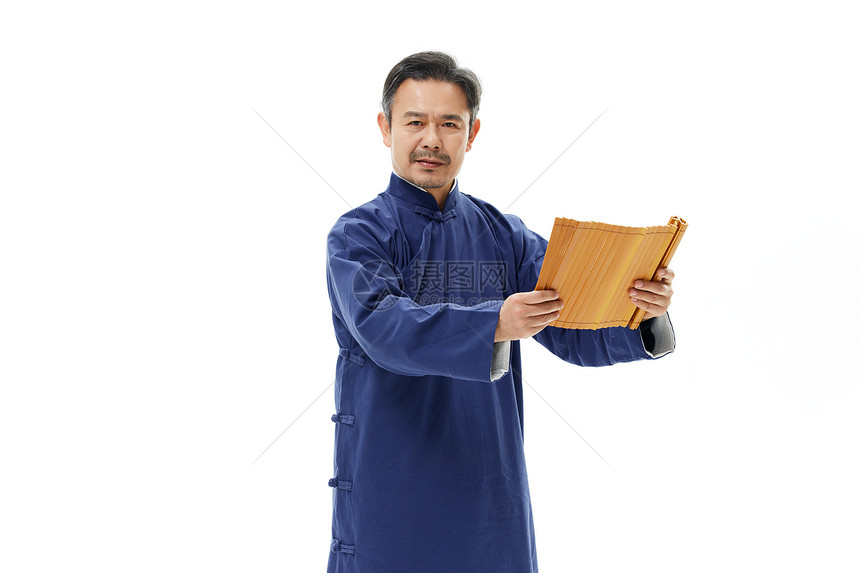 中年男性相声演员拿竹简图片