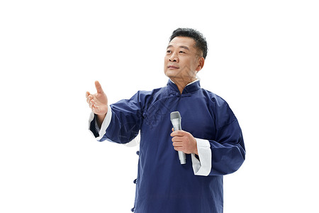 中年男性相声演员拿话筒讲话背景图片