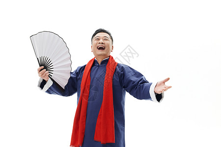 拿折扇的男性演员戴红围巾表演传统相声图片