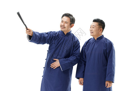 手指远方的中年男性相声演员搭档相声表演背景图片