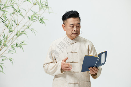 中国国学中国传统文化中年男性看书形象背景