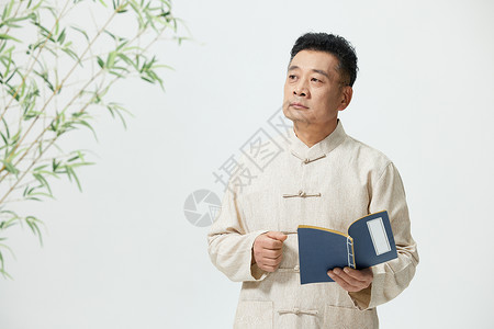中国传统文化中年男性阅读朗诵图片